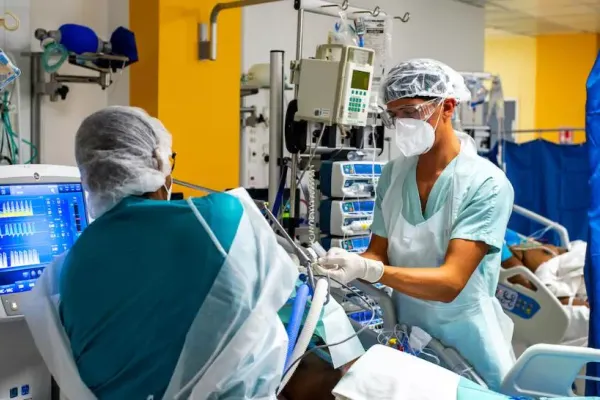 Este OFICIAL! Guvernul a majorat salariile în sănătate. Cu cât vor câștiga mai mult medicii și asistentele