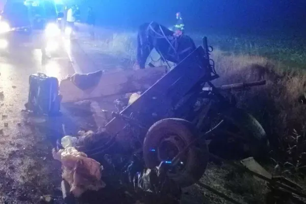 TELEORMAN: Accident grav între o mașină și o căruță. Un bărbat a fost scos de pompieri de sub atelaj