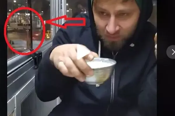 VIDEO – Mânca liniștit la restaurant când a simțit că cineva se uită insistent pe geam la el