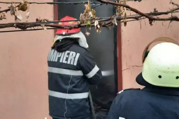 Incendiu violent, în Săcele: o casă și un restaurant, în flăcări