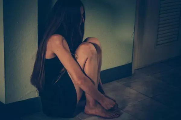 Un român din Italia și-a pus soția să se prostitueze ca să-și plătească facturile. Calvarul prin care a trecut femeia