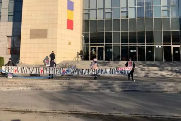 Proteste pe treptele Tribunalului București pentru redeschiderea dosarului 10 august