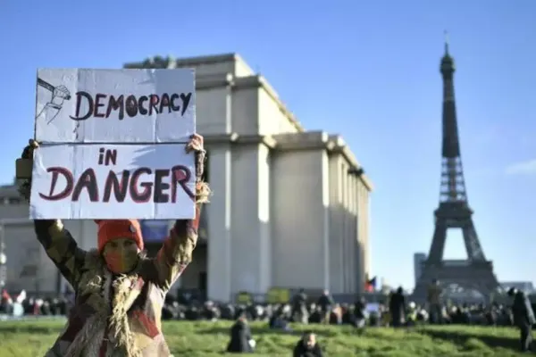 Legea securității, rescrisă în Parlamentul francez după amplele proteste din weekend