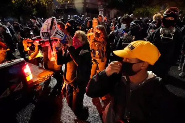 Numărarea voturilor în SUA, pe fundalul protestelor: Manifestanții au ars steaguri și au mărșăluit pe străzi purtând puști asupra lor