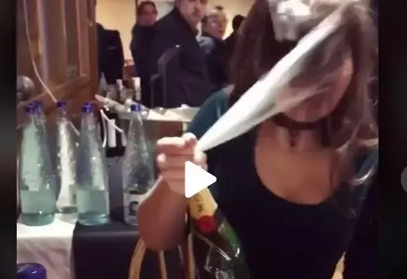 VIDEO – A vărsat șampania pe ea și a atras toate privirile din restaurant – Gafa unei tinere, viral pe internet