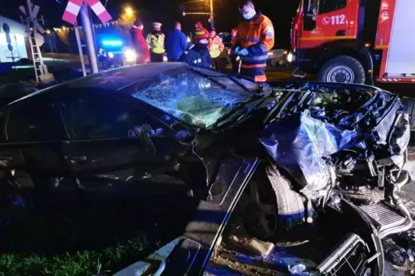 Accident TERIBIL în Timi: Mașină lovită în plin de un tren Inter Regio. O persoană rănită GRAV