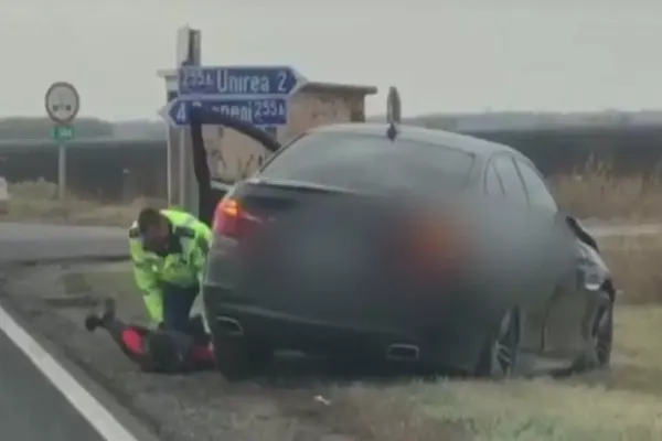 Un minor de 15 ani băut, a furat o mașină și a produs un accident apoi a fugit