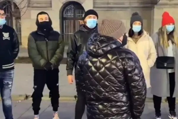Patronii de restaurante şi cafenele, din Craiova, protest în faţa Prefecturii Dolj, în urma deciziei de reintrare în Scenariul Roşu