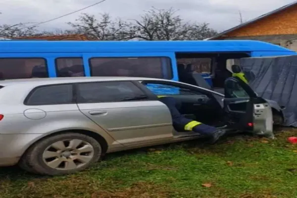 Microbuz cu cetățeni bulgari, implicat într-un accident în Giurgiu. Două femei au fost rănite