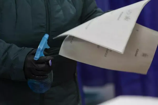 Alegeri prezidențiale 2025. Poliția face anchete după ce mai mulți români din diaspora și-au filmat buletinele de vot și au postat imaginile pe rețele de socializare
