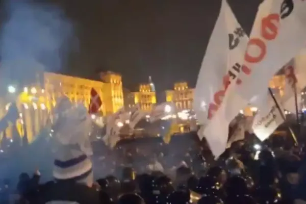 VIDEO | Proteste violente anti-lockdown în Ucraina. Zeci de polițiști au fost răniți