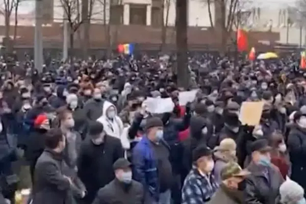 VIDEO/ Proteste MASIVE în fața Parlamentului de la Chișinău. Protestatarii cer alegeri anticipate