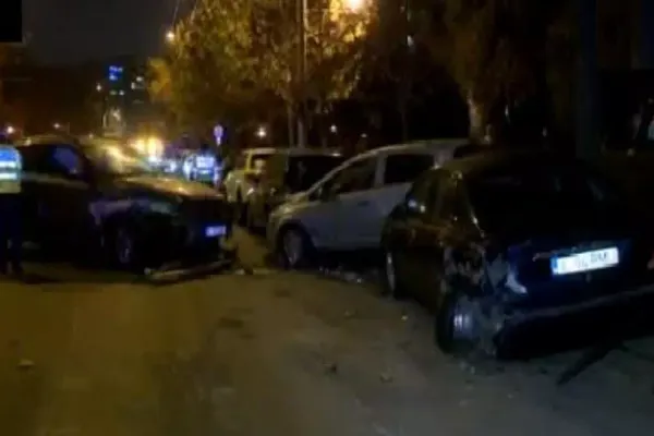 Accident în lanț, joi seară, în Capitală: 8 autoturisme implicate, inclusiv un autobuz
