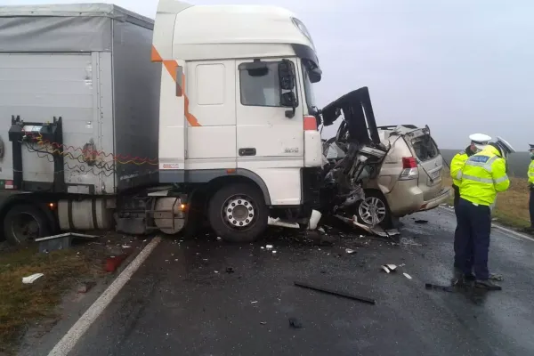 VIDEO - Accident grav, în jud. Brăila. Impact violent între 3 mașini, între care un autobuz: doi morți, doi răniți - Traficul este oprit