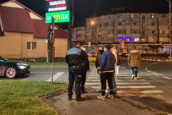 Acțiuni ale polițiștilor în această seară în zona centrelor comerciale din mai multe orașe. Oamenii legii vizează prevenirea și combaterea COVID-19