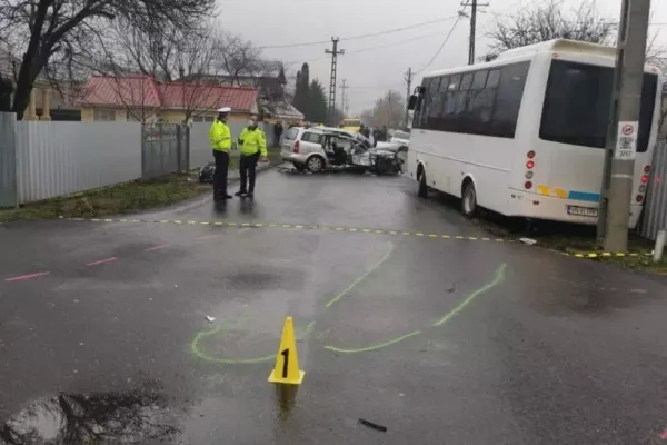 VIDEO | Accident grav în Vrancea cu un microbuz de transport public și un autoturism