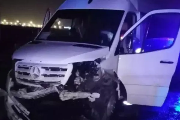 Accident grav între un autoturism și un microbuz, pe un drum județean din Giurgiu. 21 de persoane sunt implicate