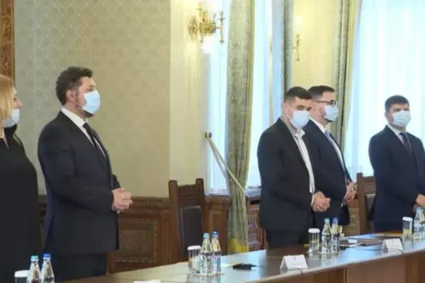 Protest față de ofițerii din partidul ANTIMASCĂ: Se cere demisia a doi parlamentari AUR, implicați în reprimarea Revoluției