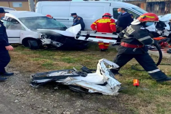 FOTO | Accident grav cu două autoutilitare, în Ialomița. Un mort și trei răniți