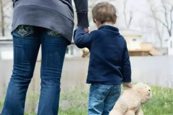 Trei frați din Suceava plătesc din alocații pensie alimentară unor copii rămași fără mamă. Femeia, moartă într-un accident cauzat de tatăl lor