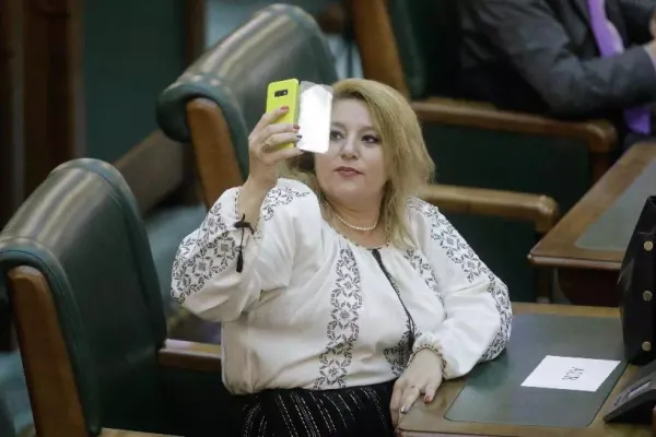 Diana Șoșoacă l-a enervat pe Nicolae Ciucă. Premierul interimar le cere instituțiilor statului să verifice adeverința pe care o are senatorul AUR