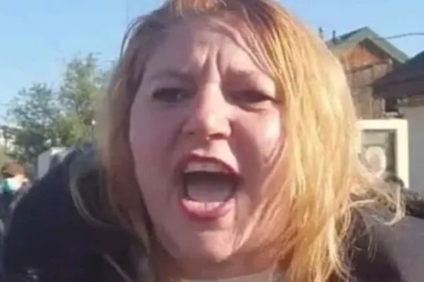 Diana Șoșoacă, în fruntea protestelor de la Sibiu: "Pe statuia asta trebuie să scuipe fiecare român care ajunge aici"