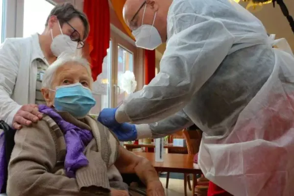 Germania a început vaccinarea împotriva COVID-19 - Prima persoană vaccinată are 101 ani și trăiește la azil