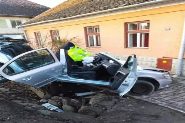 FOTO/ Grav accident în județul Mureș. Două victime după ce o mașină s-a rupt în două