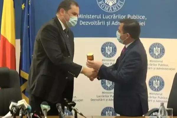 VIDEO Fostul ministru Ion Ștefan i-a dat cadou succesorului Cseke Attila un borcan cu miere