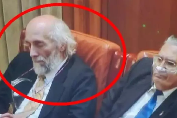 Somn sau meditație? Cum explică un parlamentar AUR fotografiile în care pare să doarmă