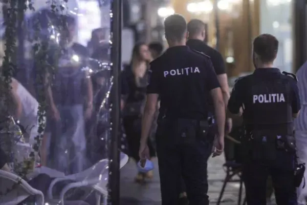 Opt indivizi au fost săltați de polițiști de la terasă, în Constanța. Nu și-au putut justifica prezența la masă