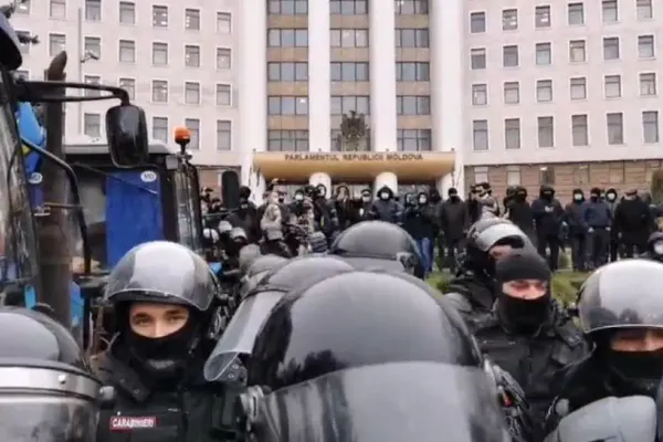 Proteste de amploare în Republica Moldova, la comanda rușilor. Manifestanții, luați pe sus de forțele de ordine - VIDEO