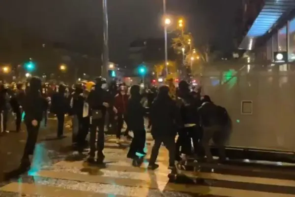 VIDEO Zeci de oameni arestați la protestele violente din Paris, față de un proiect de lege care vizează siguranța națională