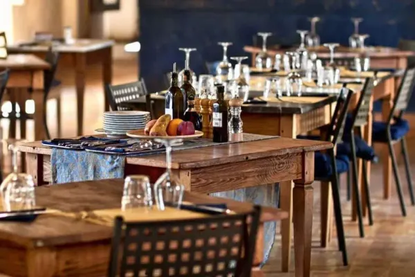 O femeie s-a dus la restaurant deși știa că are Covid-19 - Poliția a amendat-o și a deschis un dosar penal
