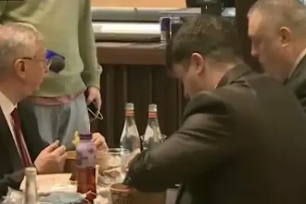 Parlamentarii au ignorat regulile și la restaurant: surprinși în interior, fără mască, deși este INTERZIS