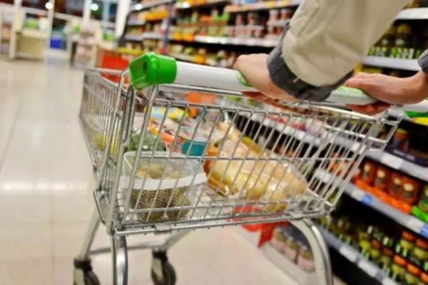 Scumpiri în lanț: Prețuri DUBLE la alimente, diferențe URIAȘE la raft – Cât vom plăti pentru coșul minim