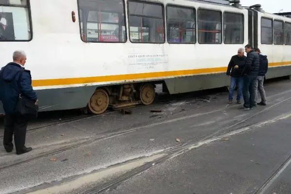 Un tramvai cu pasageri a deraiat în nordul Capitalei în urma unui accident cu o mașină de lux! Două persoane sunt rănite