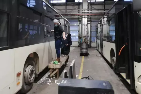 Vehiculele STB pe care scrie „Primăria Capitalei” vor fi decolantate. Explicația lui Nicușor Dan