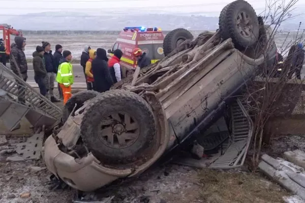 Accident grav, în Vaslui: 3 victime, după ce s-au răsturnat cu mașina