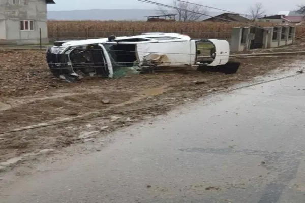 FOTO/ Grav accident în județul Cluj! Tânăr rănit după ce a intrat cu mașina într-un stâlp