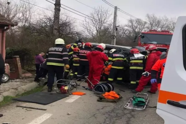 O femeie şi un copil au ajuns la spital în urma unui accident în Dej! Au lovit un copac şi s-au răsturnat cu maşina