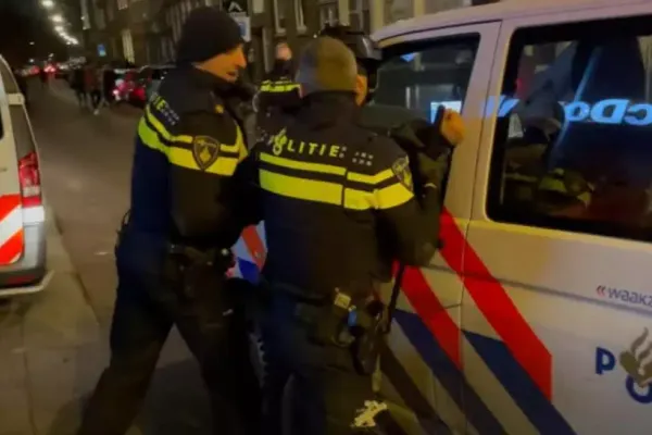 A treia noapte de proteste VIOLENTE anti-restricții în Olanda - 150 de arestări. Stare de urgență în Rotterdam