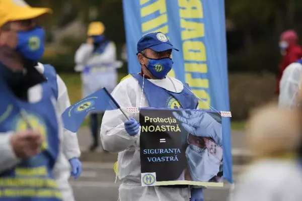 VIDEO Sindicaliștii de la „Solidaritatea Sanitară” protestează în Piaţa Victoriei şi în faţa prefecturilor din țară - LISTA revendicărilor