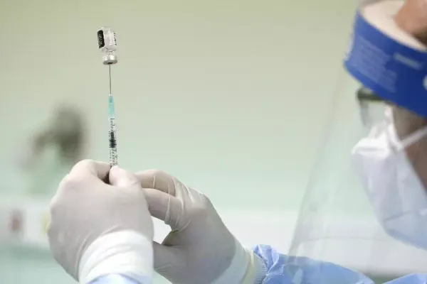 Un nou vaccin anti-Covid va fi testat pe oameni din februarie. Colaborare Rusia - Marea Britanie