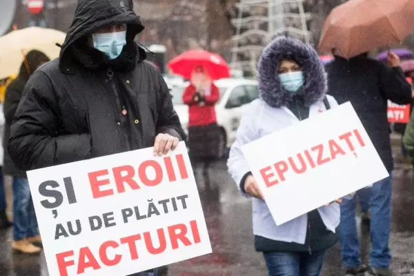 VIDEO Proteste în România - Miting în fața Ministerului Muncii pentru salarii și pensii majorate. Întâlnire de ultimă oră cu ministrul Raluca Turcan