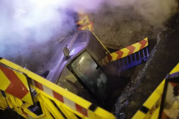Accident spectaculos, în Capitală: mașină înghițită de groapă
