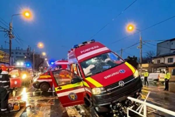 GALERIE FOTO&VIDEO Accident GRAV în Capitală. O ambulanță a intrat pe refugiul de tramvai: Trei persoane au ajuns de urgență la spital
