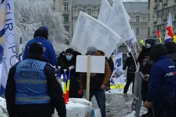 Polițiștii, din nou în stradă. Peste 100 de persoane în fața sediului MAI