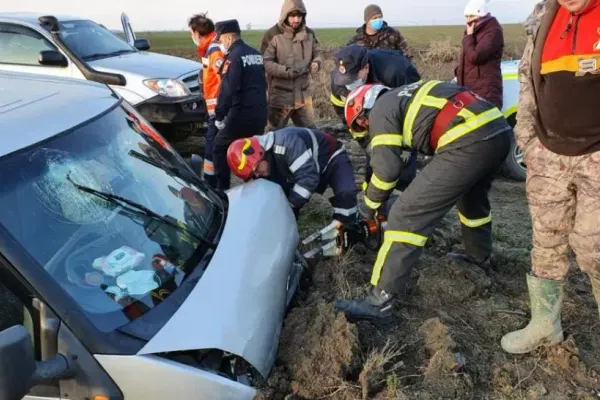 Accident în Insula Mare a Brăilei: șase persoane s-au răsturnat cu mașina. Elicopter SMURD solicitat să intervină - FOTO