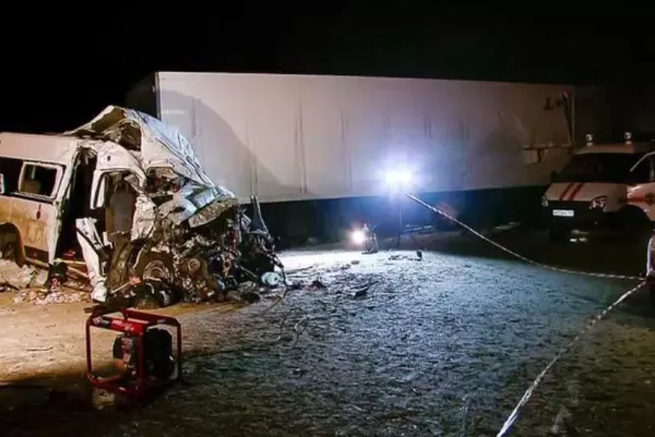 VIDEO Accident rutier CUMPLIT în Rusia: cel puțin 12 morți și 12 răniți după ciocnirea violentă dintre un TIR și un microbuz